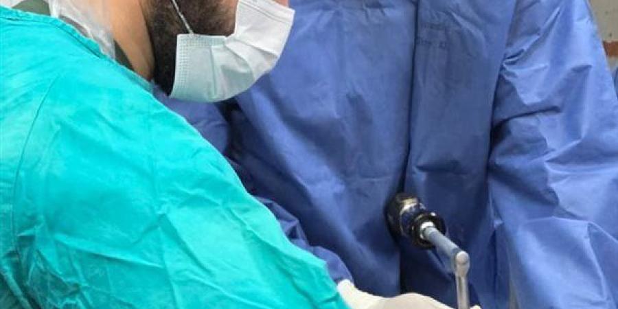 فريق كلى ومسالك ميت غمر ينجح في التعامل مع حالة معقدة لاستخراج حصوة بالكُلى