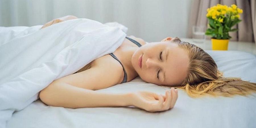 النوم بدون وسادة.. هل يفيد العمود الفقري أم يسبب مشكلات صحية؟