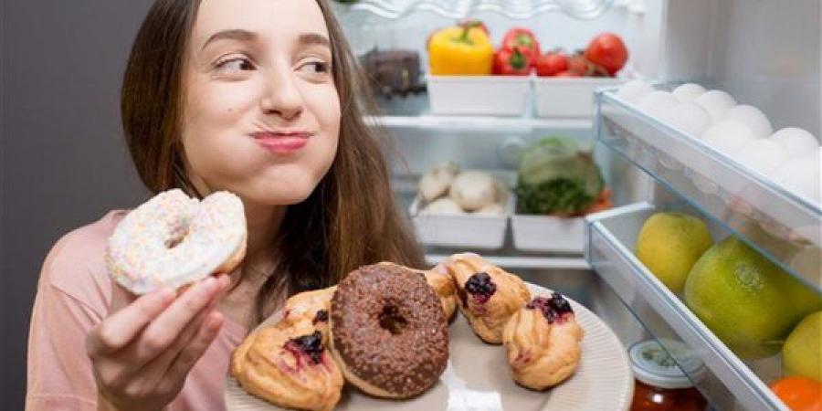 هل قلة النوم تزيد الرغبة في تناول السكريات؟