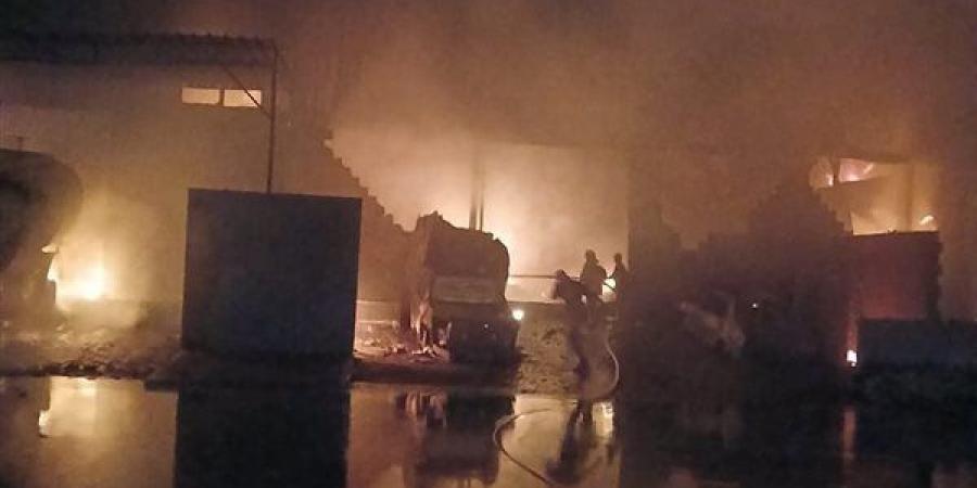 بـ 10 سيارات إطفاء.. الحماية المدنية تسيطر على حريق مصنعي نجع حمادي