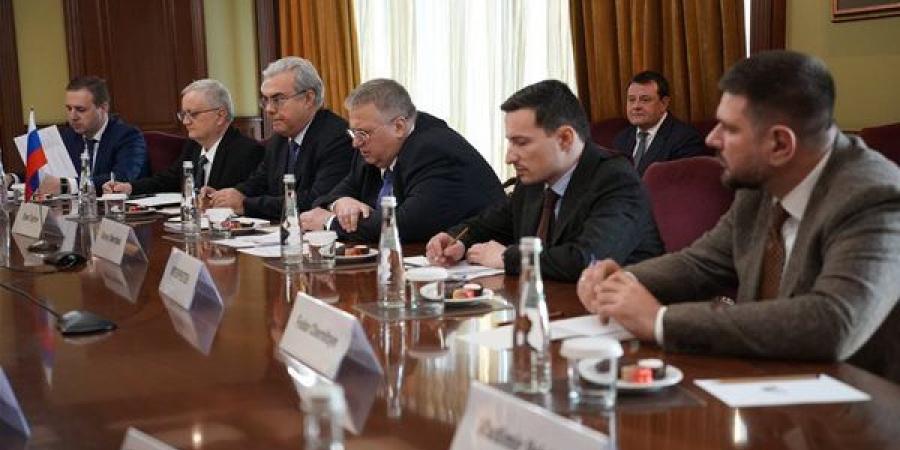 وزير الخارجية يلتقي نائب رئيس الوزراء الروسي في موسكو