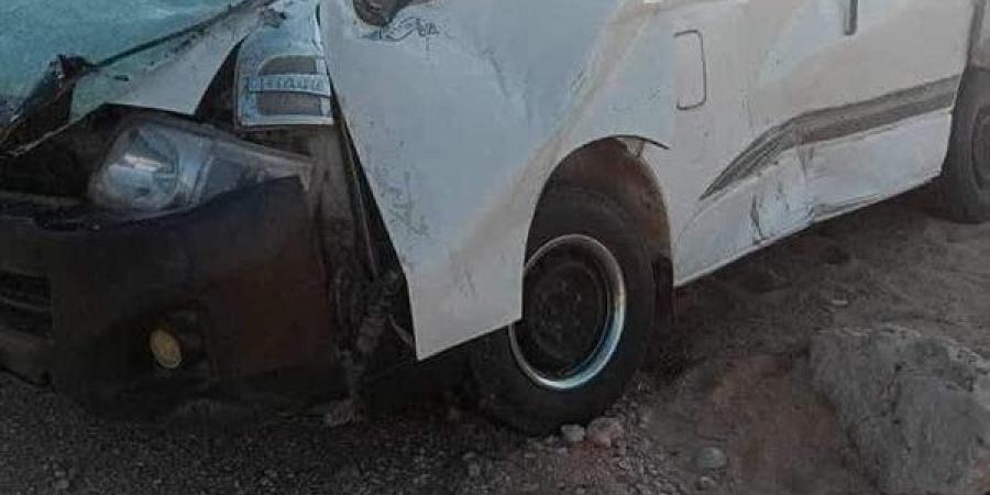 الأسماء.. إصابة 5 أشخاص في حادث انقلاب ميكروباص بقنا