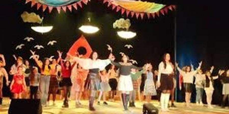 كُتب تكشف.. كيف يعزز المسرح المدرسي التفكير النقدي والمهارات الاجتماعية ؟