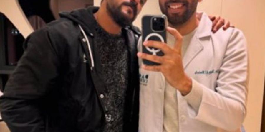 أحدث صورة للفنان أحمد العوضي تثير الشكوك حول خضوعه لعملية تجميل (ما القصة؟)