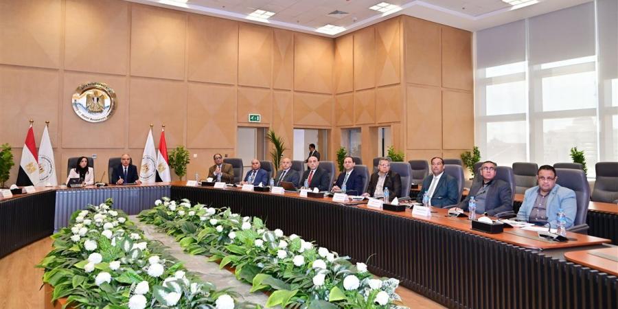 وزير الري ومحافظ البحيرة يناقشان تعزيز التعاون المشترك ويبحثان حالة المنظومة المائية