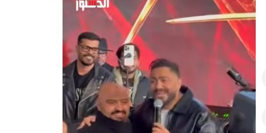 إنسانية تامر حسني.. وصلة هزار مع بودي جارد في حفلة (فيديو)
