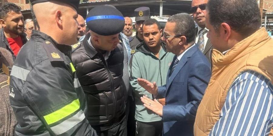 محافظ المنوفية يُفاجئ مجمع مواقف شبين الكوم لمتابعة الالتزام بالتعريفة وانتظام حركة النقل