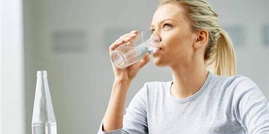 هل شرب الماء البارد أثناء الأكل يضر الهضم؟