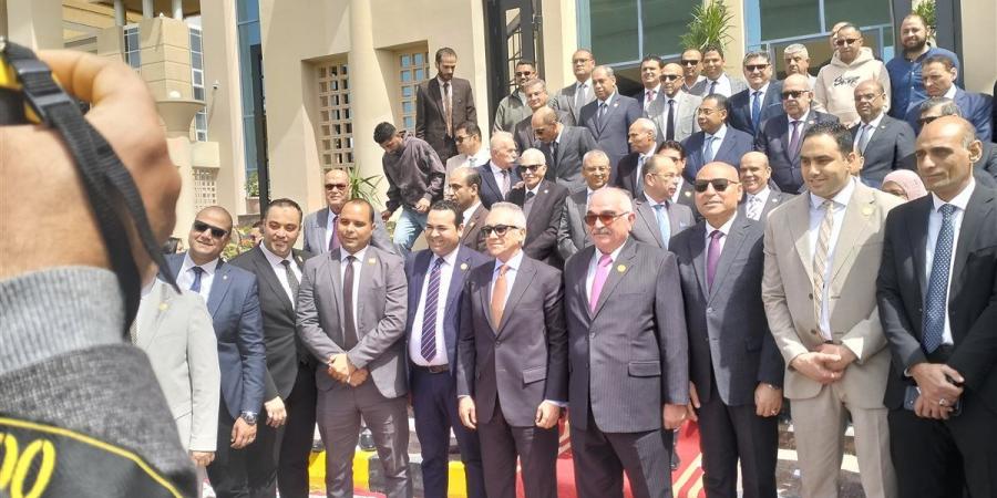 قيادات الدولة يلتقطون صورة تذكارية أمام مقر «قضايا الدولة» الجديد في ختام الافتتاح