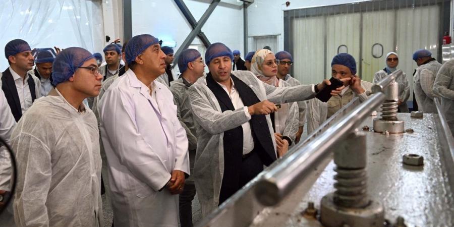 عاجل.. رئيس الوزراء يتفقد شركة " الطحان" المتخصصة في تصنيع وتعبئة التمور