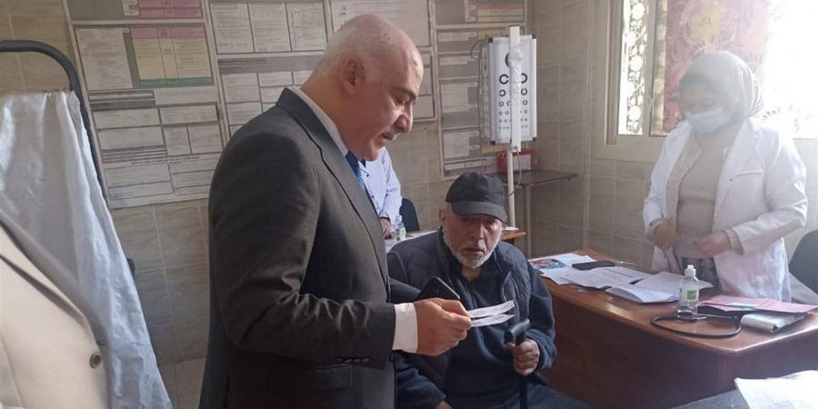 وكيل صحة القليوبية يتفقد مركزًا طبيًا بالعبور ويحيل المتغيبين للتحقيق