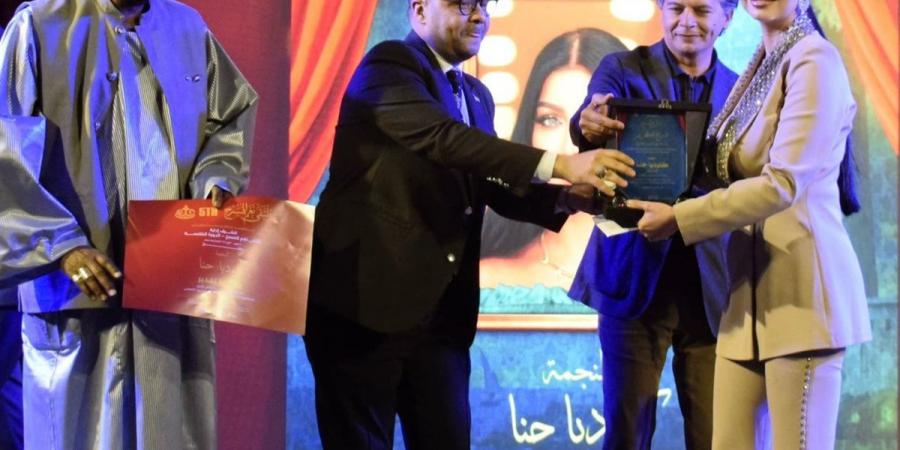 تكريم كلوديا حنا في ملتقى نغم المسرحي بالإسكندرية