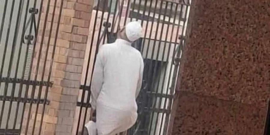 أنهى حياته بحثًا عن عيش كريم.. عم ماهر "جثمان" مُعلق على أسوار القومسيون الطبي (القصة الكاملة)