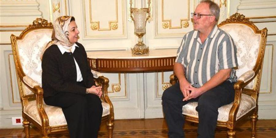 تعزيز الشراكات العلمية بين جامعة عين شمس ومعهد كوادرام