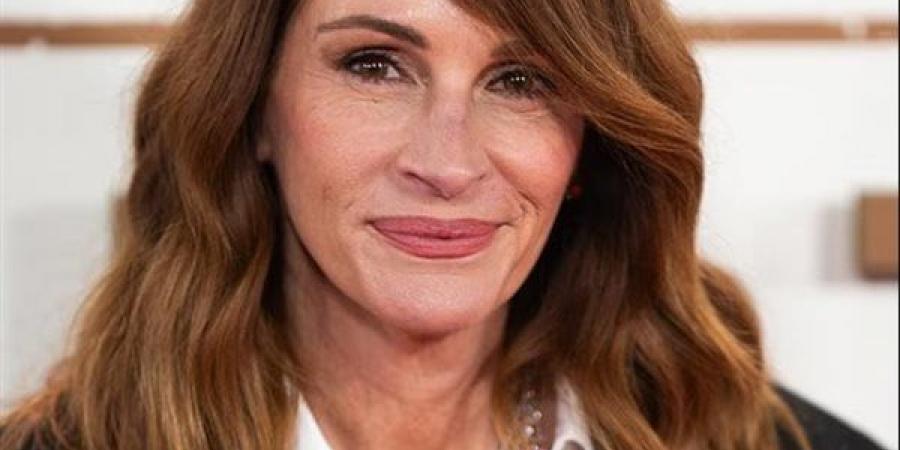 جوليا روبرتس تدحض خرافة الشعر القصير بعد منتصف العمر