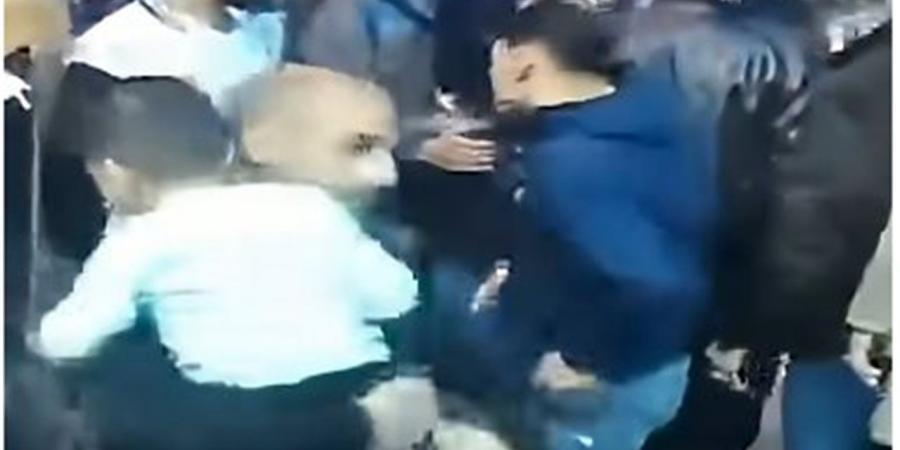 ابحث مع الشرطة.. لص يستغل الزحمة ويغافل صاحب دراجة نارية «فيديو»