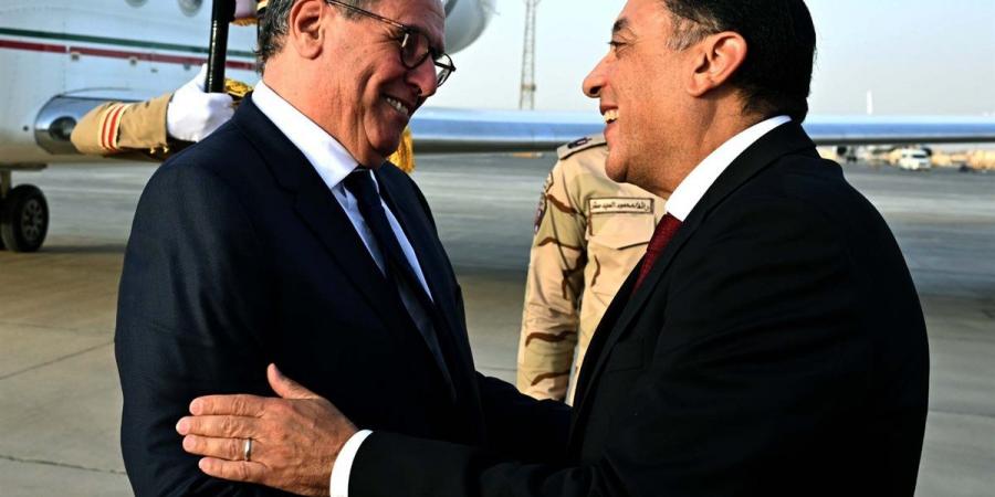 رئيس الوزراء يستقبل نظيره المغربي في مطار القاهرة الدولي