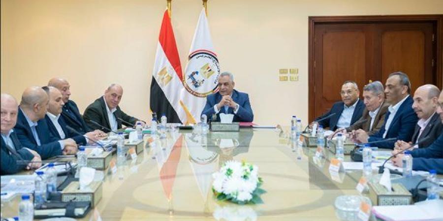 وزير الإنتاج الحربي يتابع الأداء المالي للشركات التابعة للوزارة