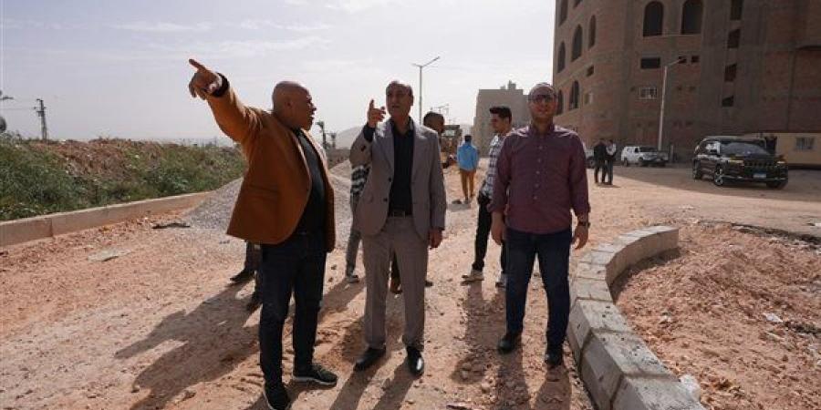 محافظ أسيوط يتفقد رفع كفاءة محيط مزلقان المعلمين وإنشاء طريق جديد