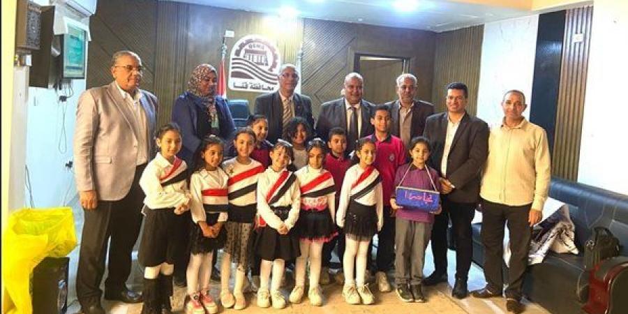 وكيل تعليم قنا يستقبل وفد من طلاب مدرسة تحيا مصر 1 الرسمية