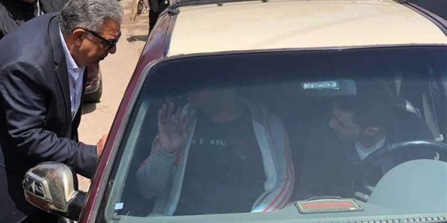 محافظ الدقهلية يستوقف سيارات تاكسي للتأكد من تشغيل العداد والالتزام بالبنديرة المقررة