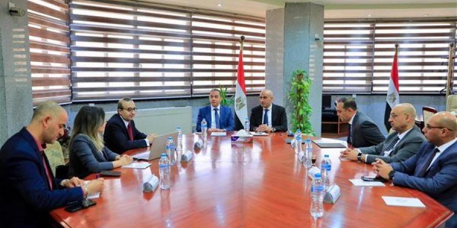 وزير التعليم يبحث إدراج "الثقافة المالية" في المناهج الدراسية
