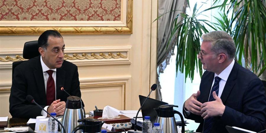 رئيس الوزراء يتابع مع وزيرى المالية والبترول عددًا من ملفات العمل المشترك