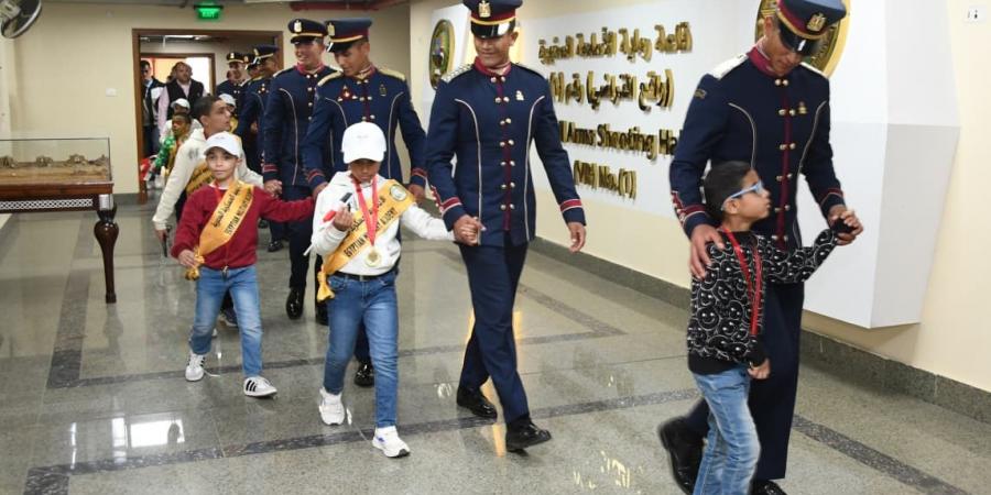 القوات المسلحة تشارك أطفال مصر الاحتفال بيوم اليتيم.. صور