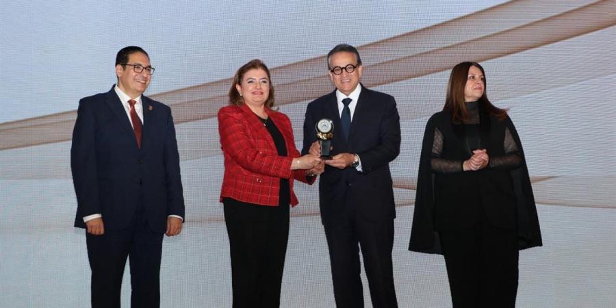 تكريم أكاديمي رفيع للدكتورة هالة المنوفي القائم بأعمال رئيس جامعة مصر للعلوم والتكنولوجيا باحتفالية مئوية "طب أسنان" القاهرة