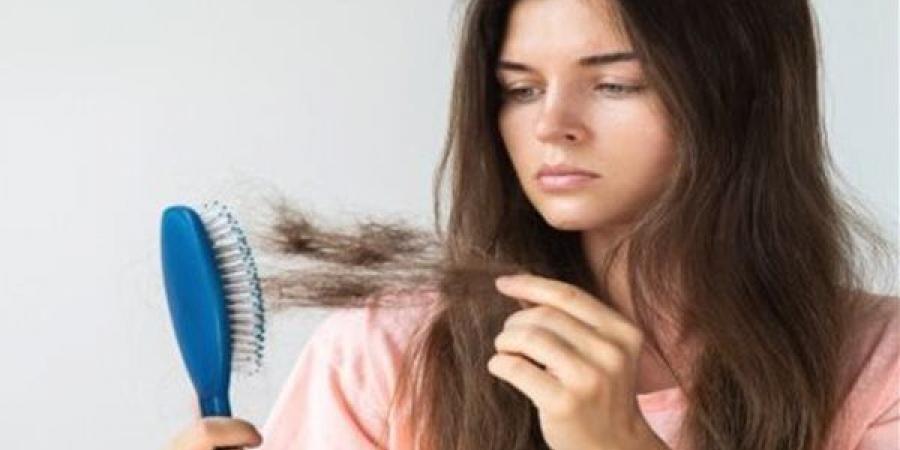 فيتامين D للشعر.. هل يمكن أن يقلل التساقط ويعيد الكثافة؟