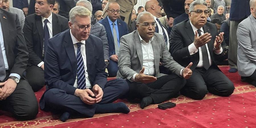 محافظ الدقهلية ووزير البترول يؤديان الجنازة على شهيد الواجب بالإمارات