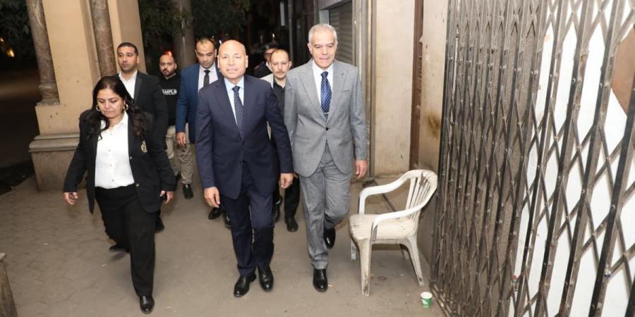محرر «الوفد» في جولة محافظ القاهرة.. تنفيذ قرار الغلق بالكوربة ومصر الجديدة