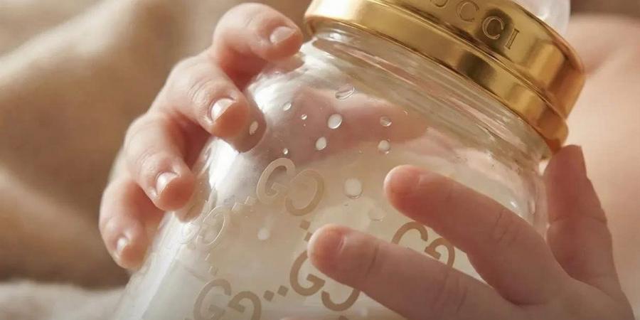 دلع طفلك بـ 890 دولاراً .. ببرونة Gucci الذهبية حديث الجماهير| ما القصة؟