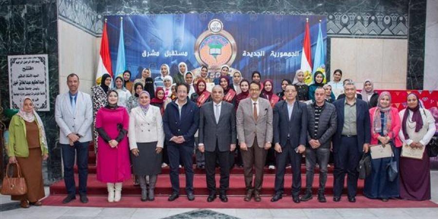 رئيس جامعة طنطا يكرم طالبات مدرسة طنطا الثانوية النسيجية للتعليم الفني