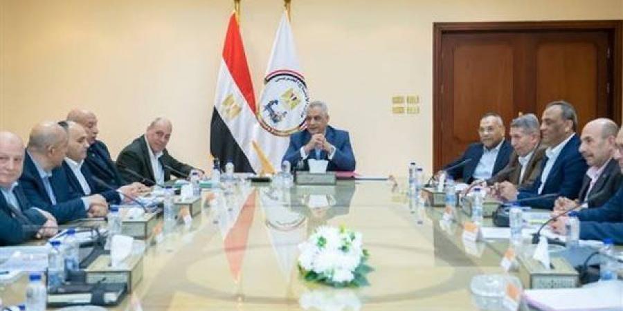 وزير الإنتاج الحربي يتابع الأداء المالي للشركات التابعة