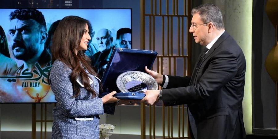 عمرو الليثي يكرم النجمة درة عن دورها في مسلسل علي كلاي