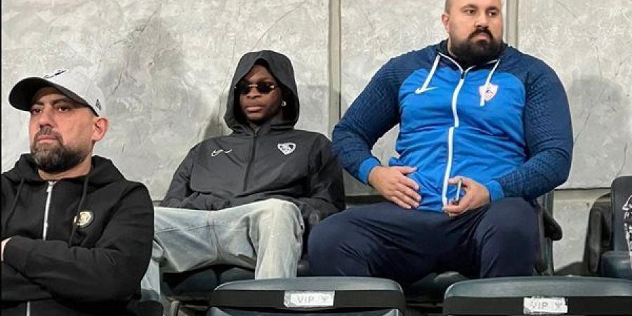 رغم الإصابة.. شيكو بانزا يؤازر الزمالك في برج العرب