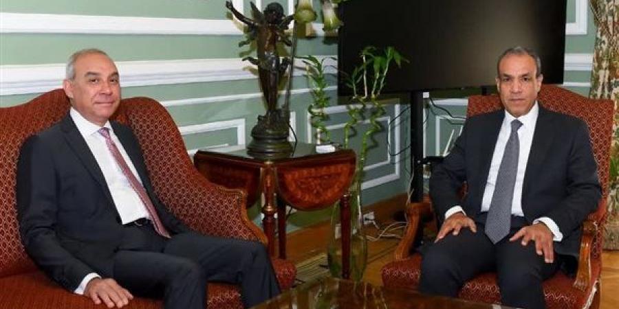 وزير الخارجية يلتقي رئيس مجلس إدارة الهيئة العامة للاستعلامات
