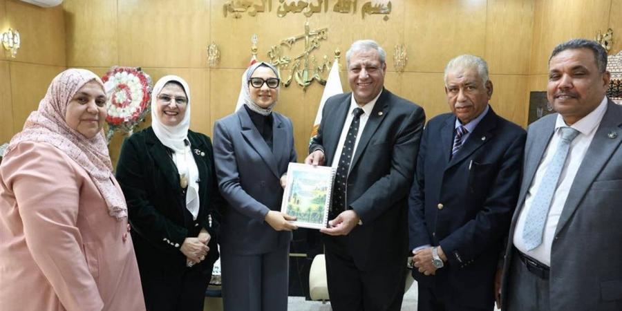 محافظ الوادي الجديد تُكرّم أعضاء قافلة جامعة الأزهر التنموية الشاملة