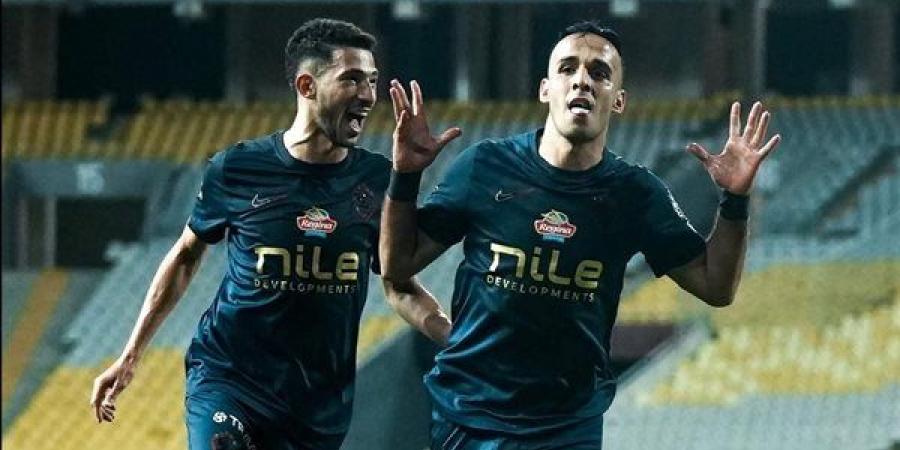 ناصر منسي يتوج بجائزة الأفضل في قمة الزمالك والمصري