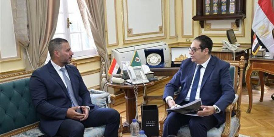 البورصة المصرية و جامعة القاهرة يبحثان نشر ثقافة الاستثمار والتوعية