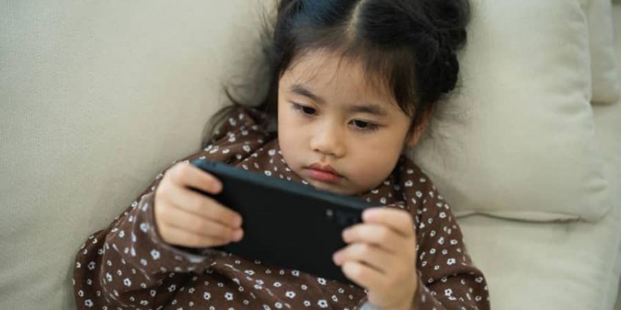 تحذيرات من الاستخدام المفرط.. الشاشات تترك أثرًا خفيًا على عقل الطفل