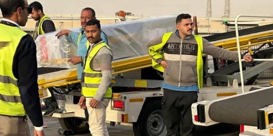 وداع بطل الواجب.. وزير البترول يتقدم مستقبلي جثمان الشهيد حسام خليفة بمطار القاهرة