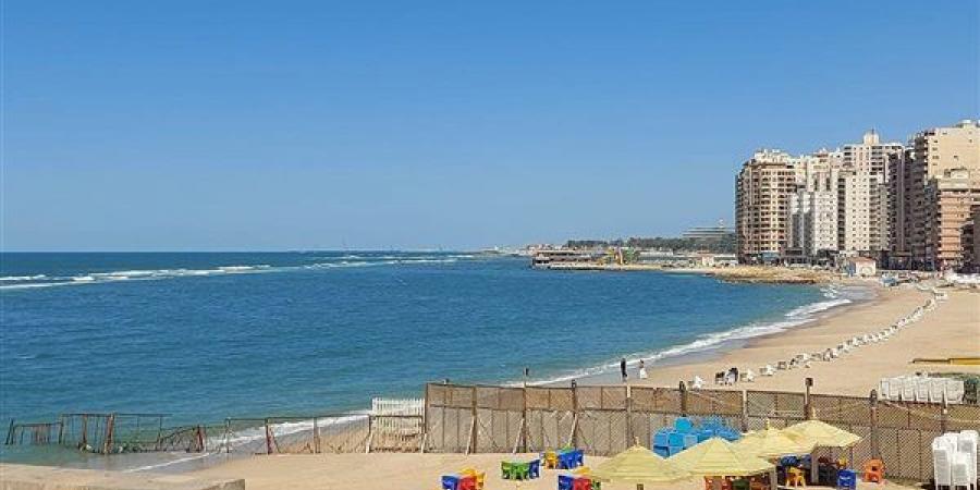 عروس البحر تتجمل في الربيع.. توافد المواطنين على الشواطئ وسط أجواء مشمسة