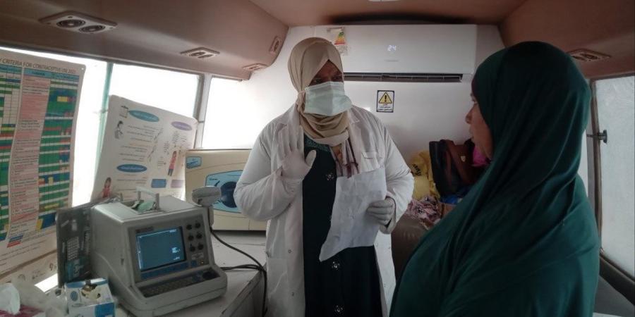 فحص أكثر من 800 حالة وتقديم 2400 خدمة في قافلة علاجية ببني سويف