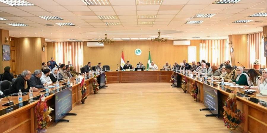 محافظ الشرقية يستقبل المواطنين ويقدم 11 فرصة عمل وعلاج على نفقة الدولة