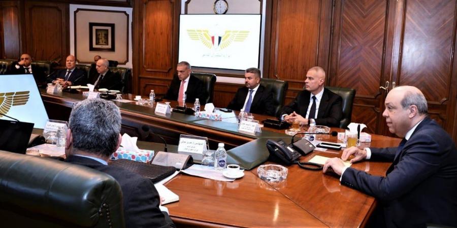 وزير الطيران المدني يعقد اجتماعًا موسعًا لمتابعة الاستعدادات النهائية لموسم الحج 1447هـ