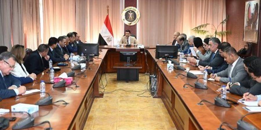 وزير الصناعة يبحث سبل تعظيم الاستفادة من الخامات التعدينية وتعميق الصناعة المحلية