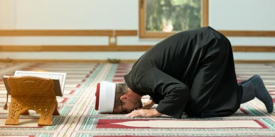 الصلاة وقت المحاضرات.. هل يجوز تأخير الفريضة من أجل الدراسة؟