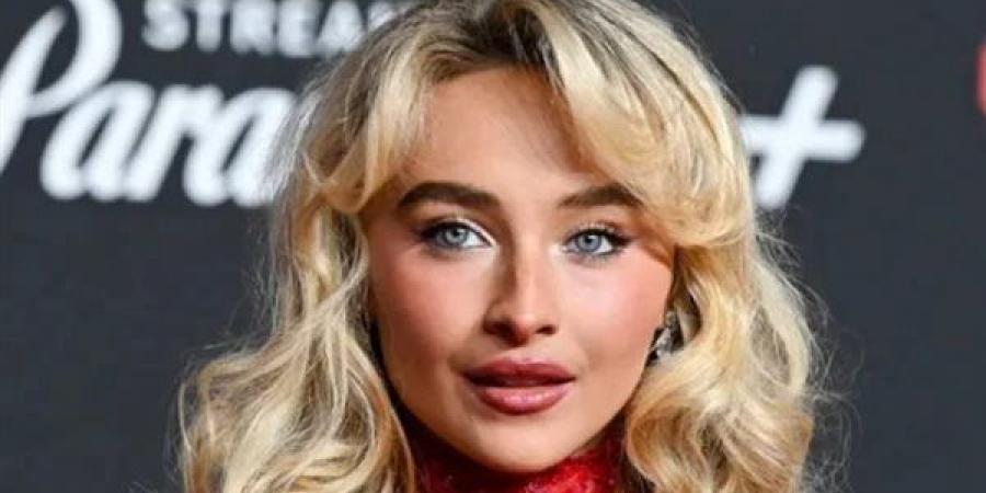 سابرينا كاربنتر تقود عملية سرقة ساحرة في أغتيتها الجديدة "جولة في المنزل"